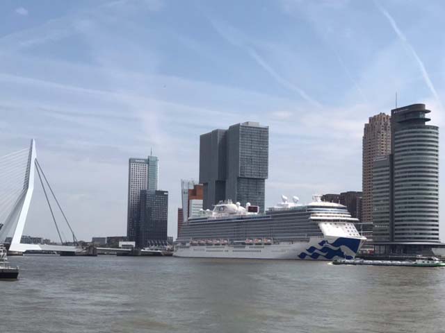 Enchanted Princess aan de Cruise Terminal Rotterdam